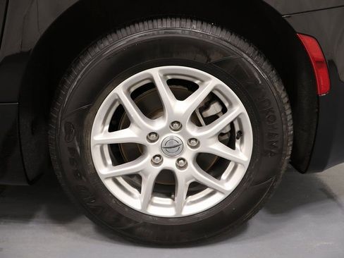 Used 2025 Chrysler Pacifica Select image 25