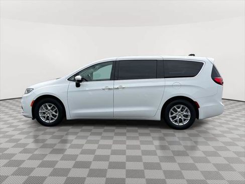 Used 2023 Chrysler Pacifica Touring-L FWD image 4
