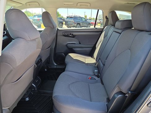 Used 2021 Toyota Highlander LE FWD image 11