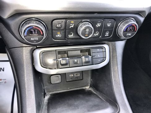 Used 2023 GMC Acadia SLE w/ Driver Convenience Package FWD image 18