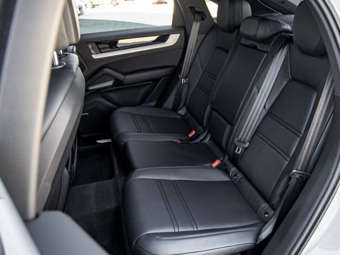 Certified 2025 Porsche Cayenne E-Hybrid Coupe image 33