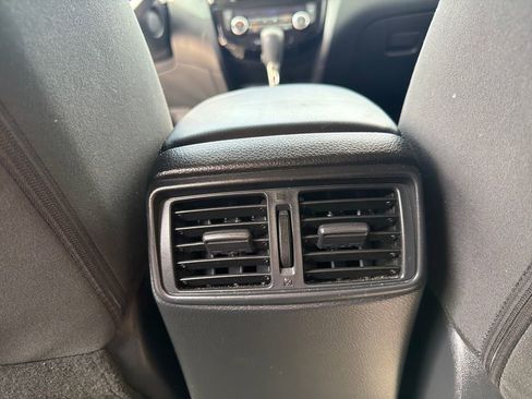 Used 2016 Nissan Rogue SV image 22