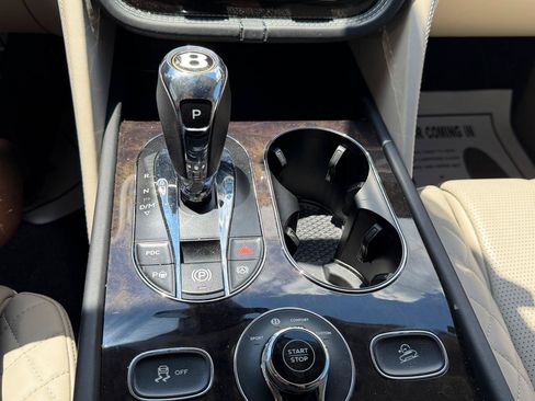 Used 2020 Bentley Bentayga Plug-In Hybrid AWD/4WD image 35