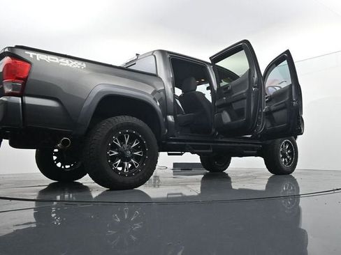 Used 2017 Toyota Tacoma TRD Sport AWD/4WD image 40