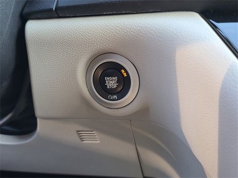 Used 2020 Chrysler Pacifica Touring image 24