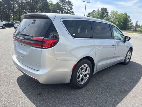 Used 2024 Chrysler Pacifica Limited image 8