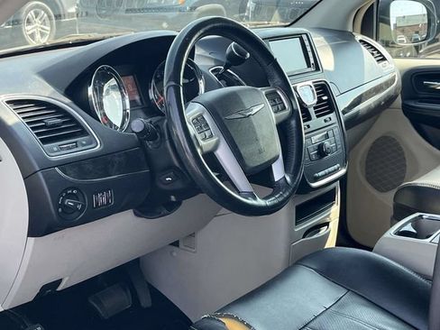 Used 2014 Chrysler Town & Country Touring-L w/ Driver Convenience Group FWD image 12