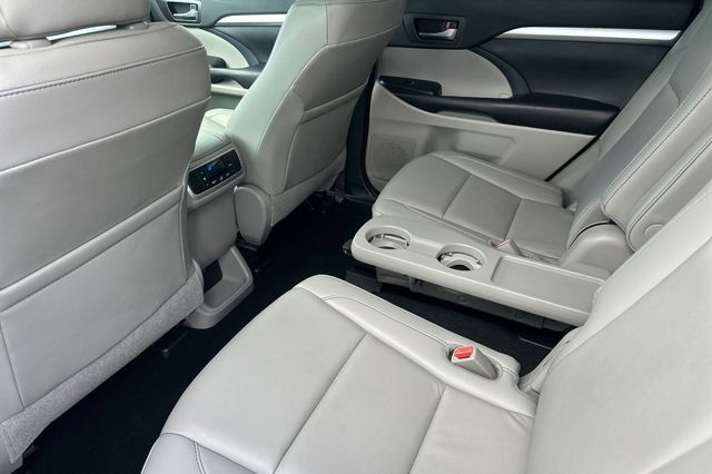 Certified 2019 Toyota Highlander XLE FWD image 16