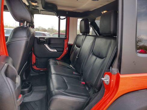 Used 2015 Jeep Wrangler Unlimited Rubicon w/ Connectivity Group AWD/4WD image 13