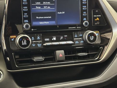 Used 2022 Toyota Highlander XLE AWD/4WD image 22