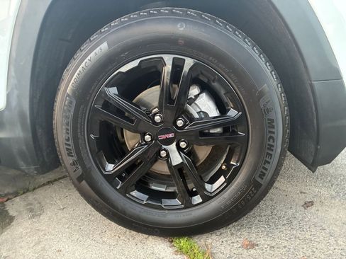 Used 2024 GMC Terrain SLE image 29