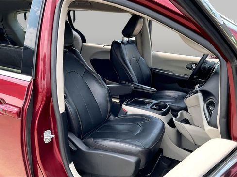 Used 2022 Chrysler Pacifica Touring-L FWD image 9