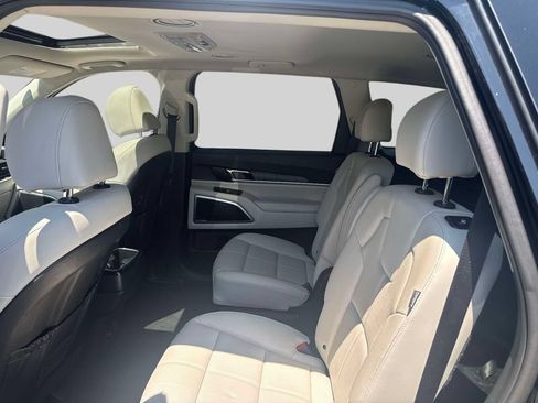 Used 2024 Kia Telluride EX w/ EX Captain's Chair Package AWD/4WD image 11