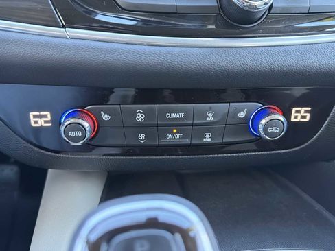 Used 2018 Buick Enclave Essence image 9