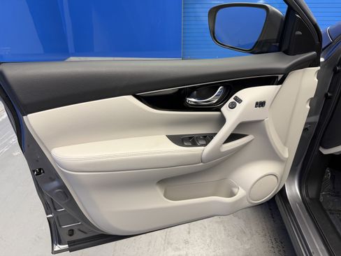 Used 2021 Nissan Rogue Sport SL w/ Premium Package image 9