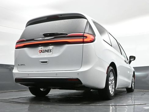 Used 2023 Chrysler Pacifica Touring-L FWD image 38