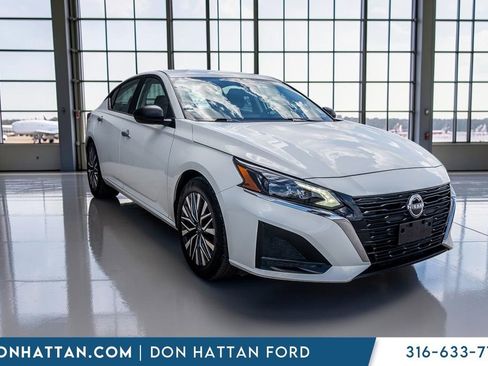 Used 2025 Nissan Altima 2.5 SV FWD image 32
