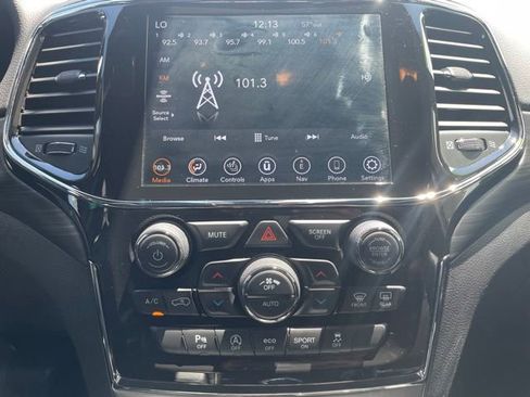 Used 2021 Jeep Grand Cherokee Laredo X AWD/4WD image 19