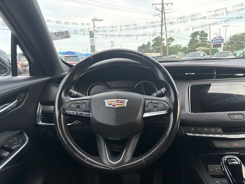 Used 2023 Cadillac XT4 Premium Luxury FWD image 11