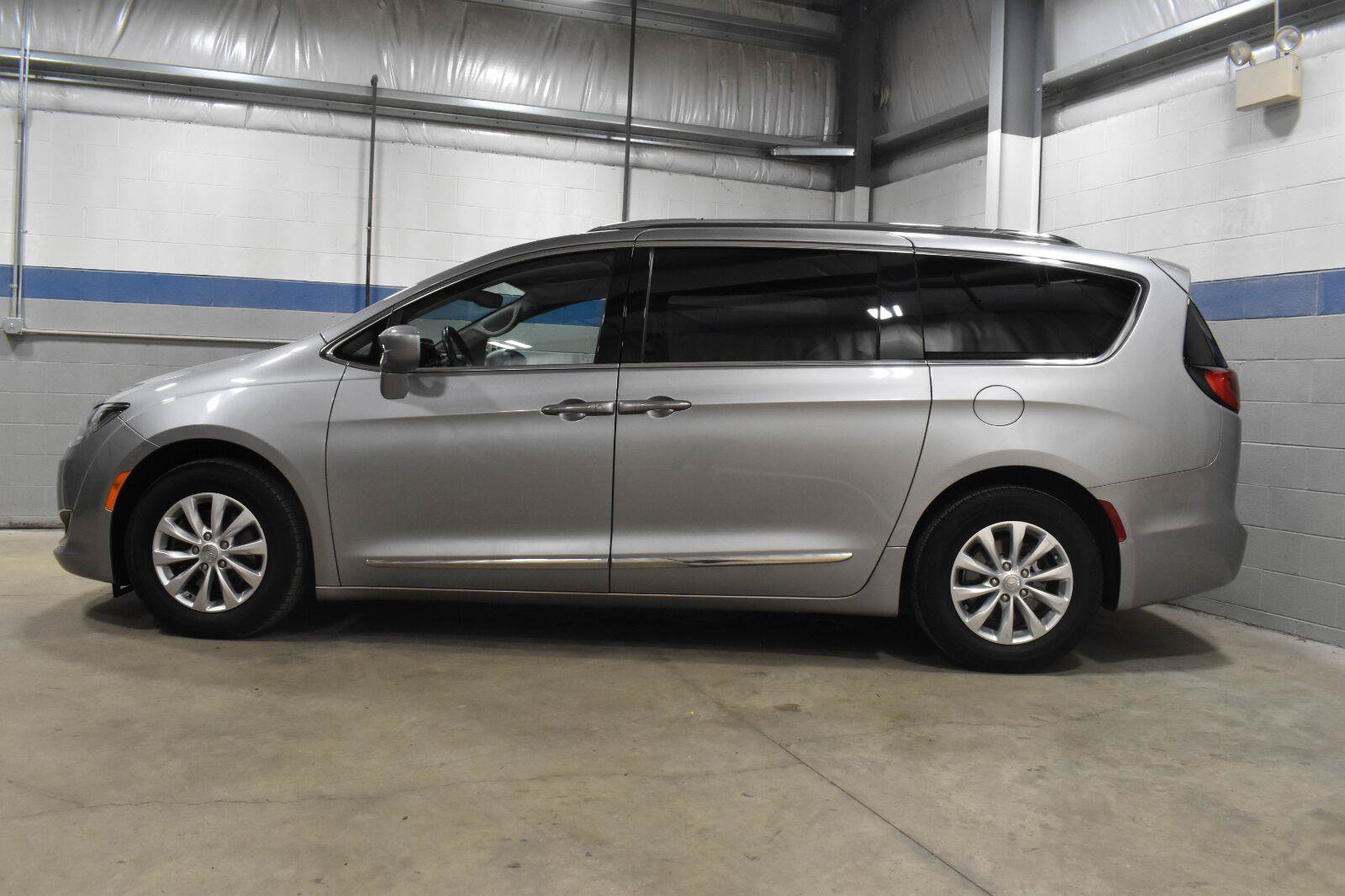 Used 2018 Chrysler Pacifica Touring-L FWD image 21
