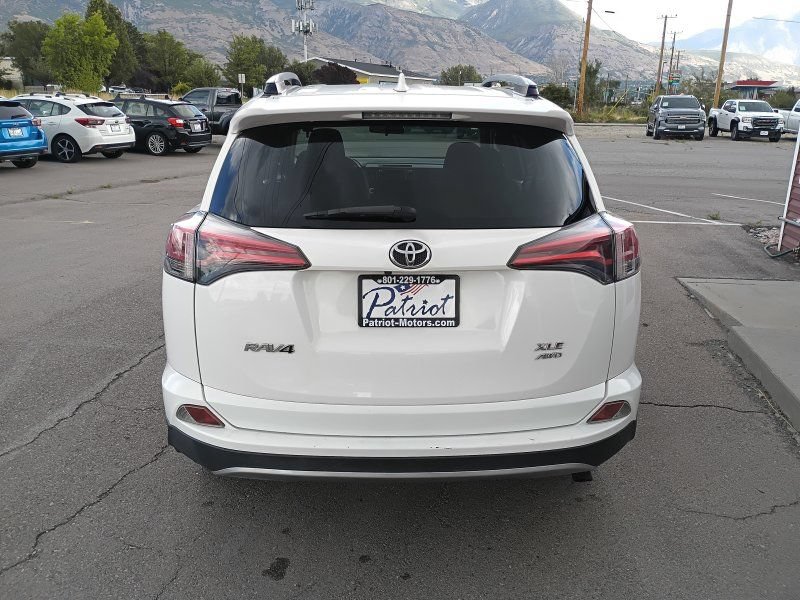 Used 2018 Toyota RAV4 XLE AWD/4WD image 4