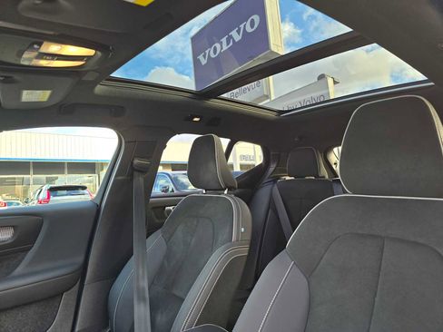 Used 2025 Volvo XC40 B5 Plus image 21