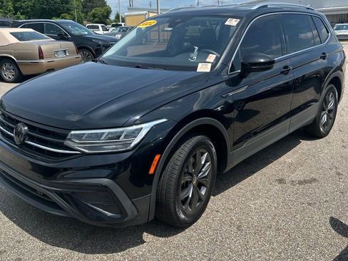 Used 2022 Volkswagen Tiguan SE AWD/4WD image 1