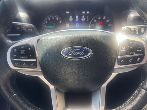 Used 2023 Ford Explorer XLT w/ Equipment Group 202A RWD image 11