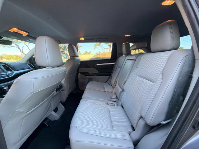 Used 2019 Toyota Highlander Plus FWD image 16