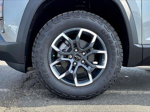 New 2026 Chevrolet Equinox ACTIV w/ Convenience Package III AWD/4WD image 12