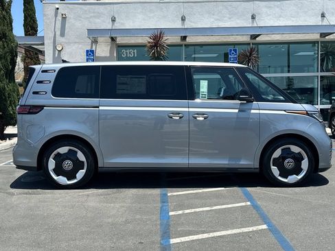 New 2025 Volkswagen ID. Buzz Pro S Plus RWD image 4