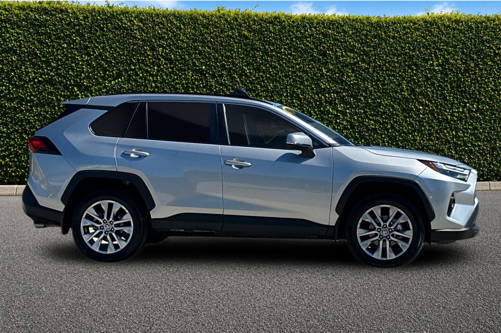 Used 2023 Toyota RAV4 XLE Premium FWD image 3