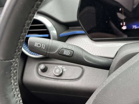 Used 2024 Chevrolet Trax LT w/ Sunroof Package FWD image 21