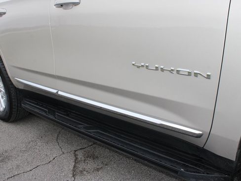 Used 2023 GMC Yukon SLT w/ SLT Luxury Package image 9