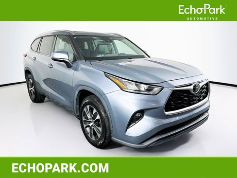 Used 2020 Toyota Highlander XLE FWD image 1