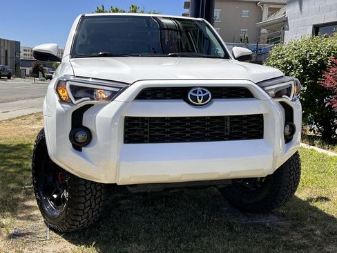 Used 2018 Toyota 4Runner SR5 AWD/4WD image 4