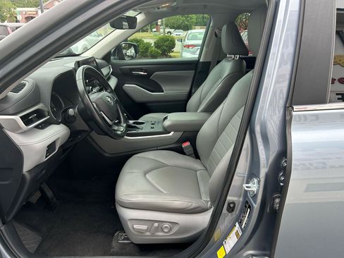 Used 2023 Toyota Highlander XLE AWD/4WD image 9