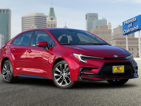 Used 2025 Toyota Corolla SE image 2