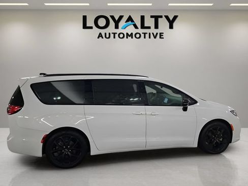 Used 2025 Chrysler Pacifica Limited FWD image 5