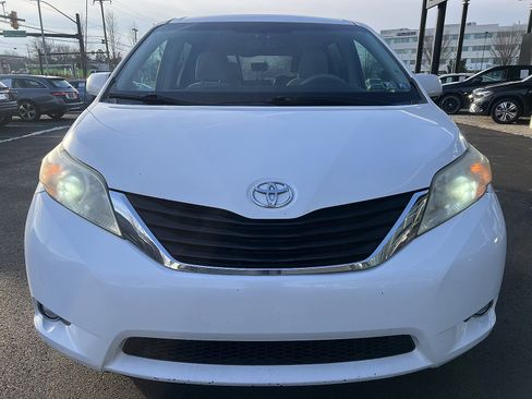 Used 2012 Toyota Sienna LE image 2