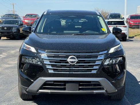 Used 2025 Nissan Rogue SL w/ Tech Package image 10