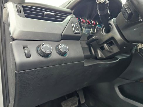 Used 2018 Chevrolet Suburban LT image 21
