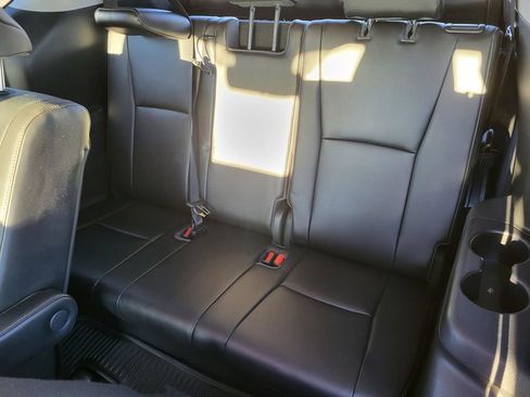 Used 2021 Toyota Highlander Limited image 16
