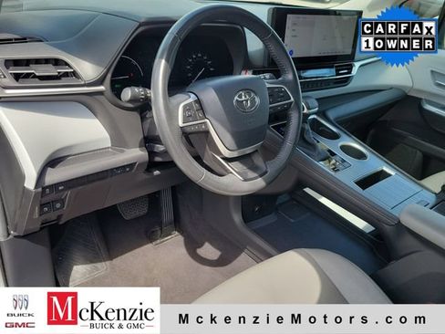 Used 2025 Toyota Sienna XLE FWD image 6