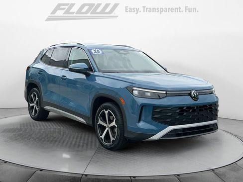 Certified 2025 Volkswagen Tiguan SE FWD image 1