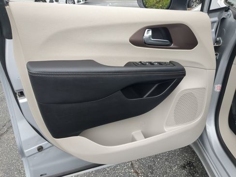 Used 2023 Chrysler Voyager LX FWD image 14