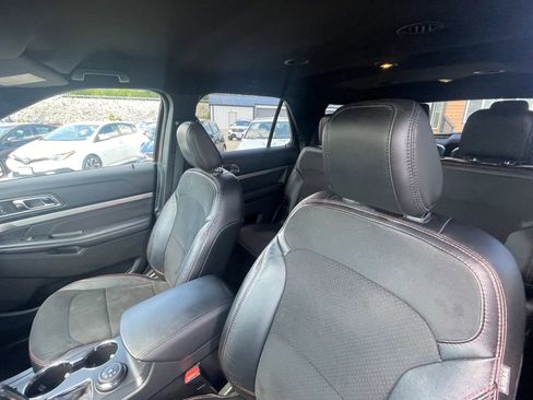 Used 2018 Ford Explorer XLT w/ Equipment Group 202A AWD/4WD image 24