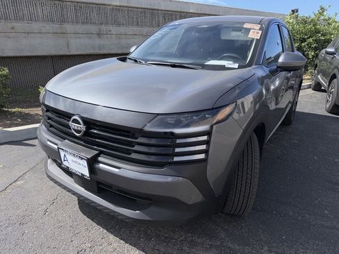 Used 2025 Nissan Kicks SV image 2