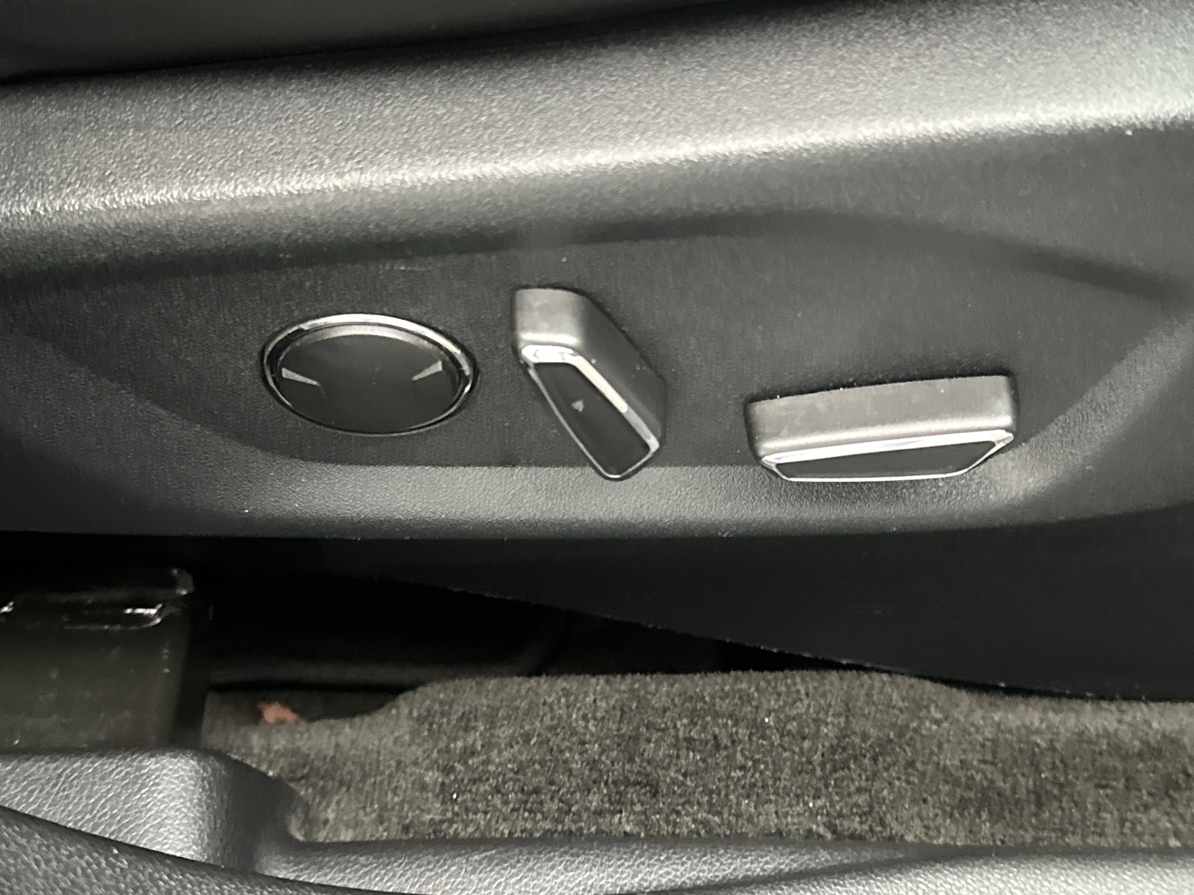 Used 2018 Ford Explorer XLT w/ Equipment Group 202A AWD/4WD image 28