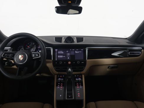 Certified 2025 Porsche Macan image 13